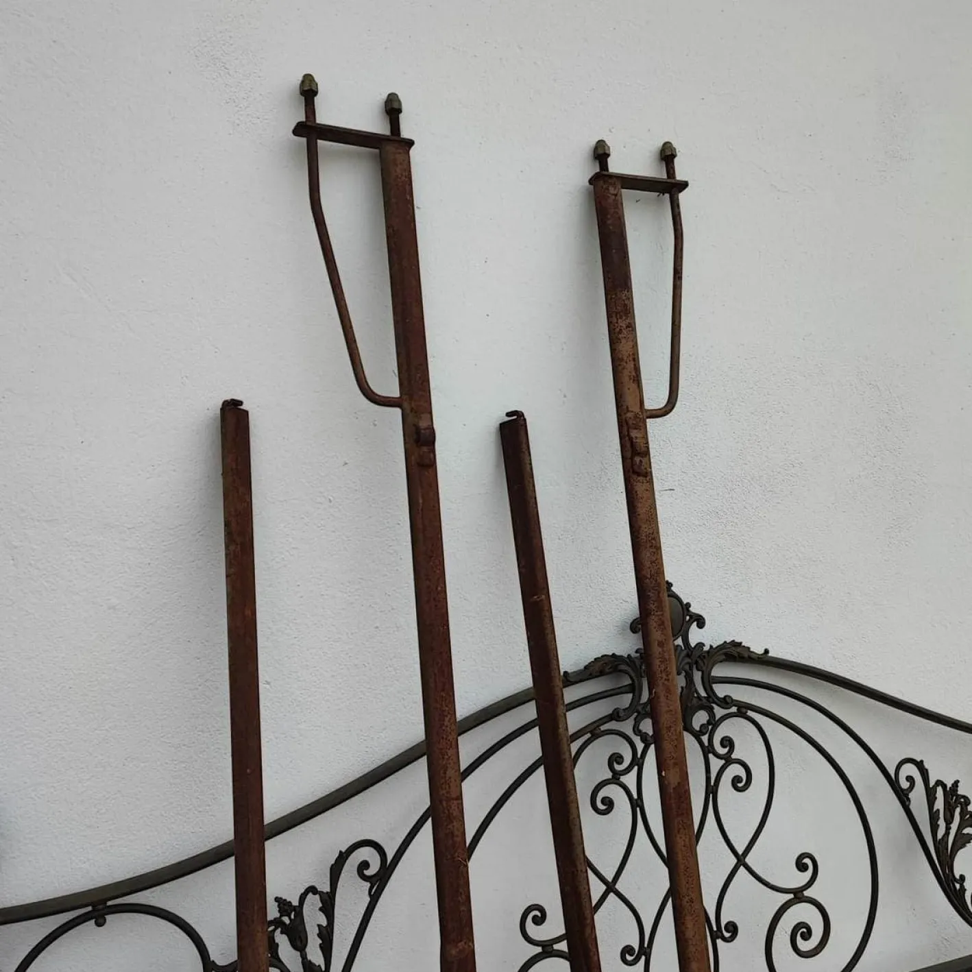Antikes Metallbett mit Verzierungen und Verzierungen