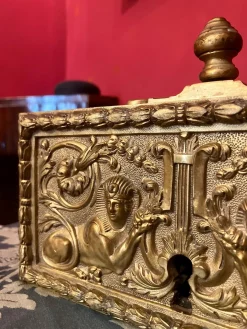 Antikes Türschloss aus Vergoldeter & Gemeißelter Bronze, 18. Jh., Frankreich