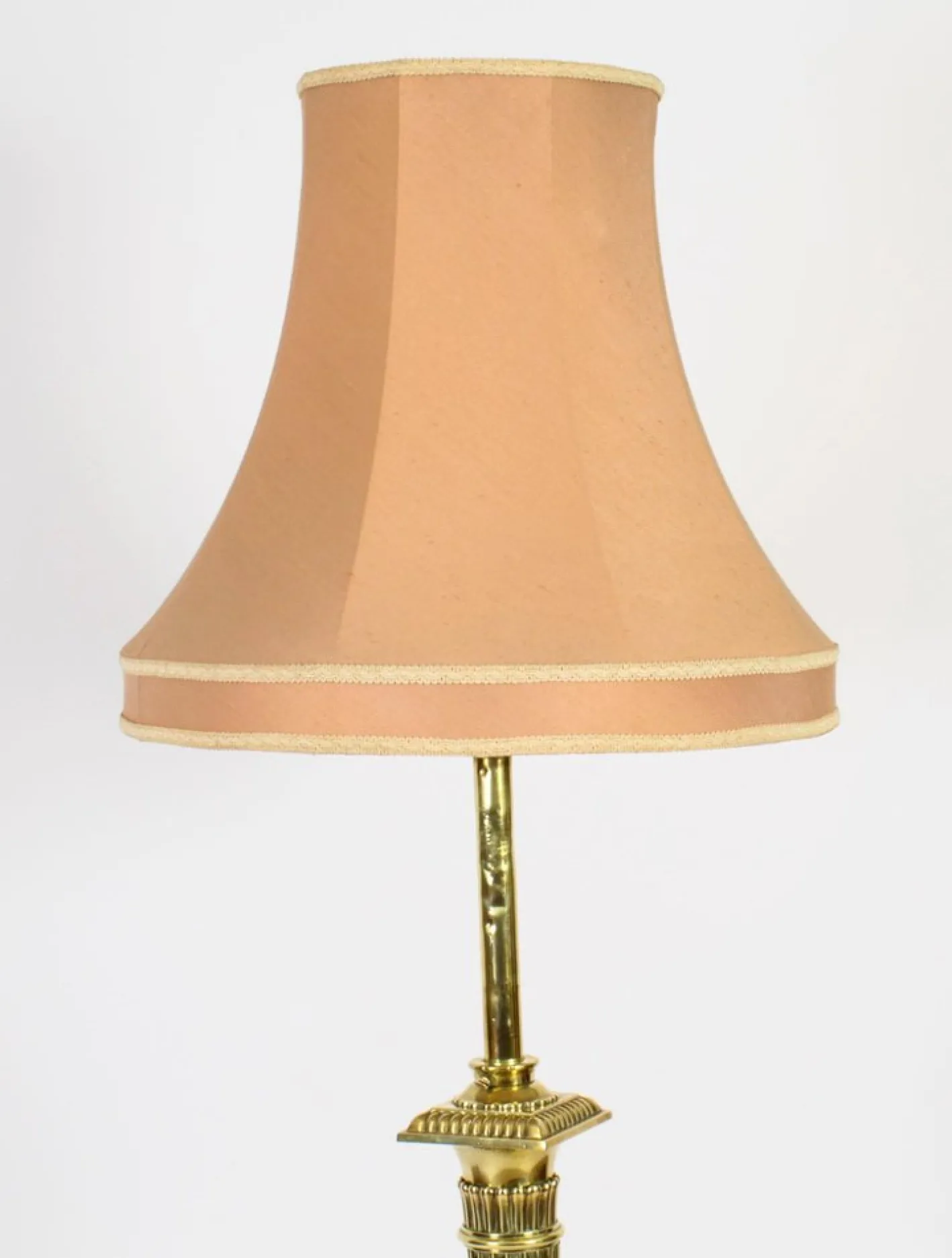 Antike viktorianische korinthische Säulen-Teleskop-Stehlampe aus Messing, 1890er