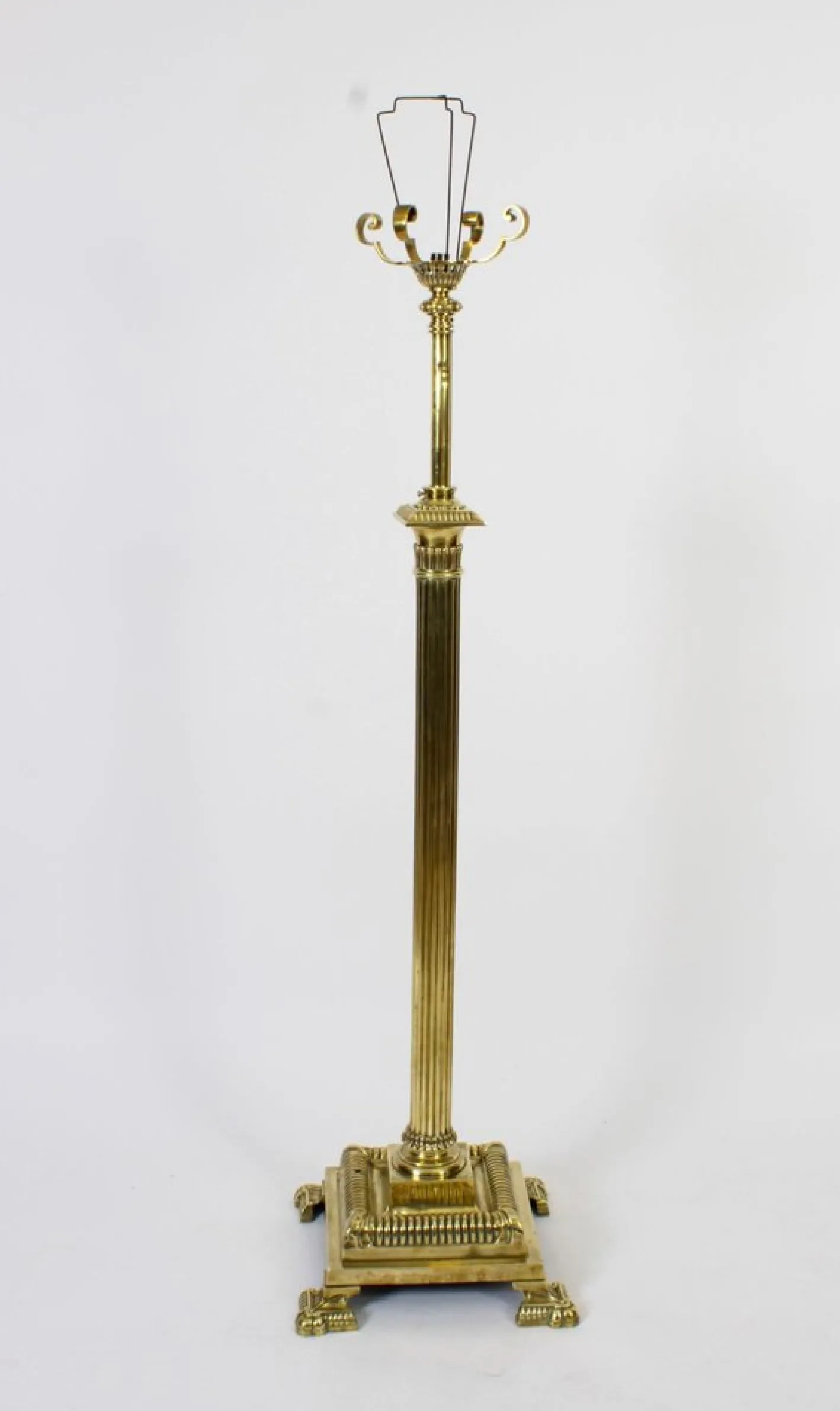 Antike viktorianische korinthische Säulen-Teleskop-Stehlampe aus Messing, 1890er