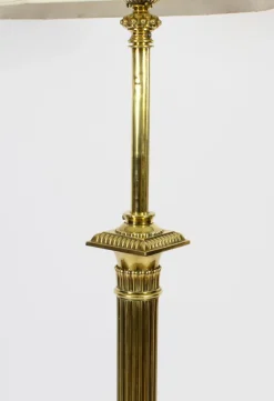 Antike viktorianische korinthische Säulen-Teleskop-Stehlampe aus Messing, 1890er