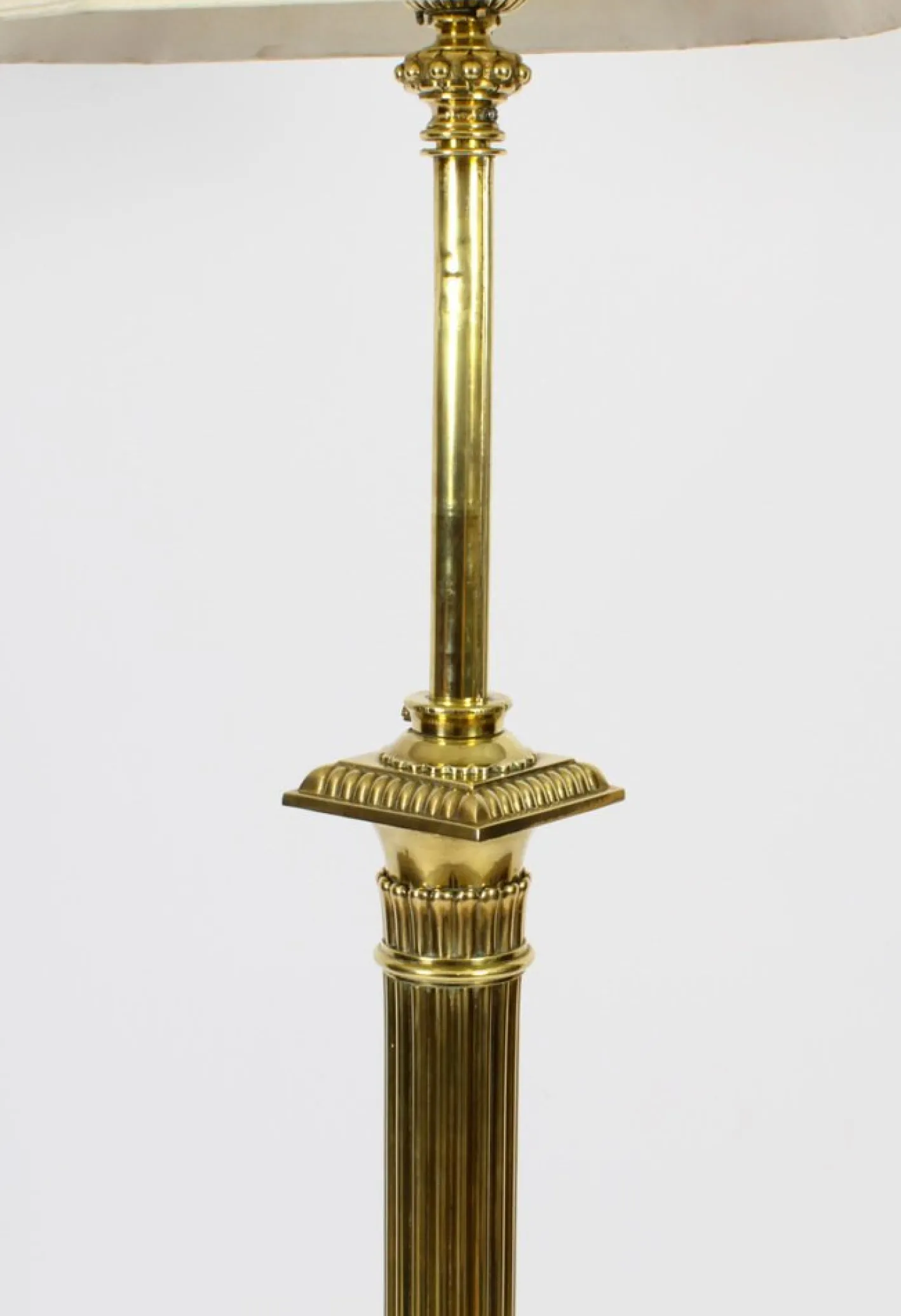 Antike viktorianische korinthische Säulen-Teleskop-Stehlampe aus Messing, 1890er