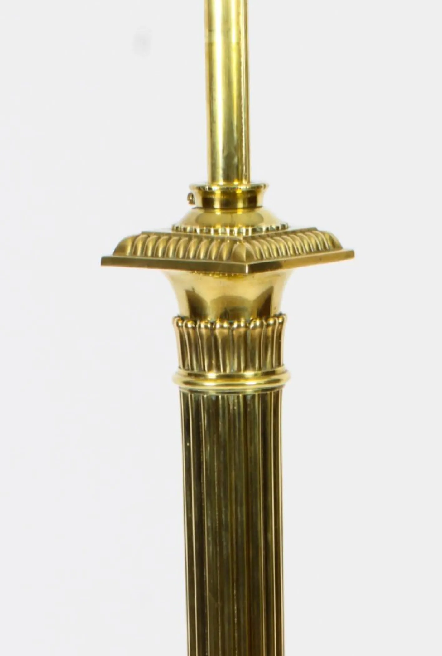 Antike viktorianische korinthische Säulen-Teleskop-Stehlampe aus Messing, 1890er