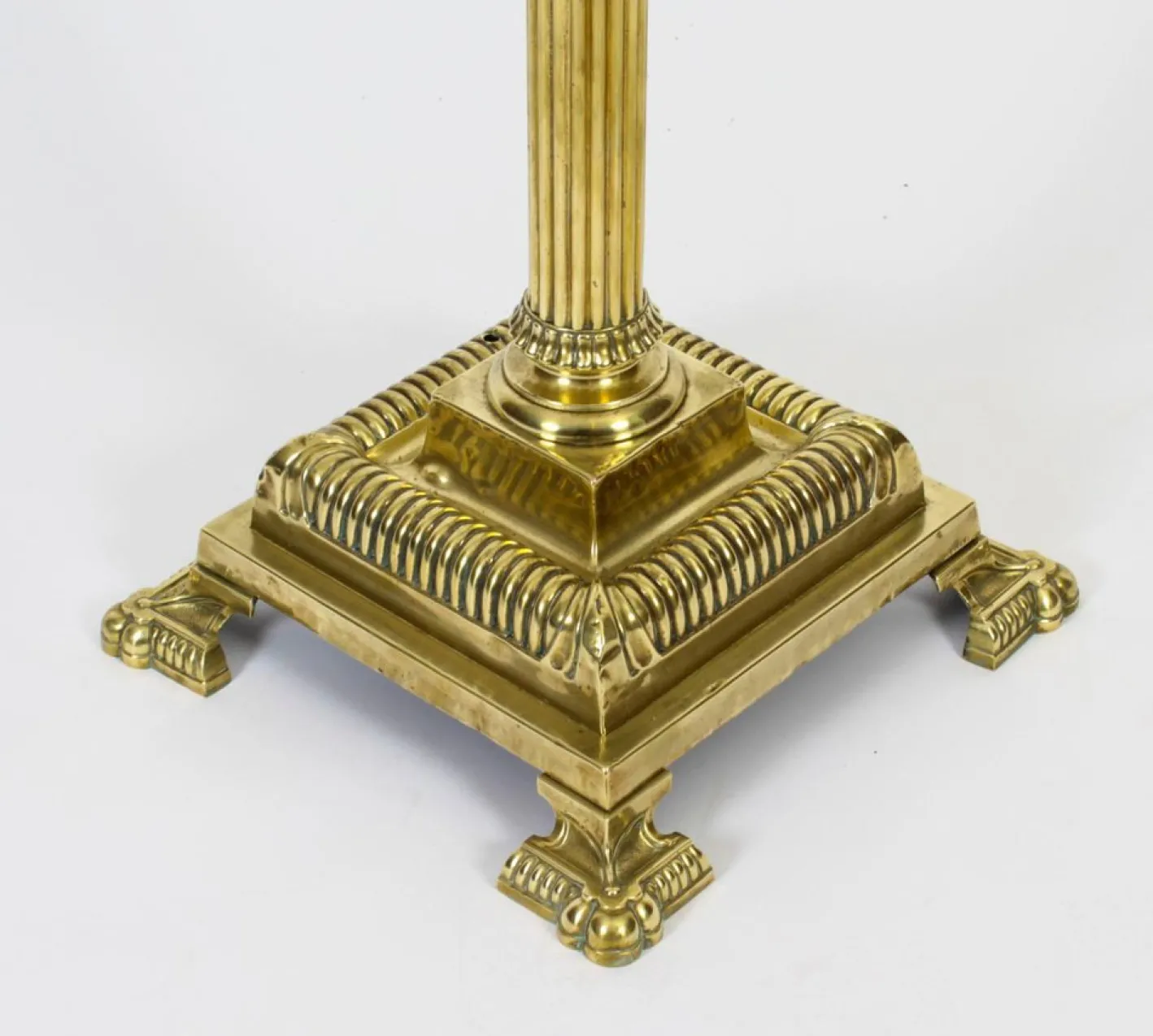 Antike viktorianische korinthische Säulen-Teleskop-Stehlampe aus Messing, 1890er