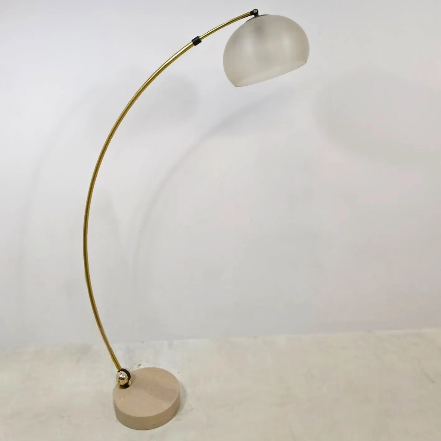 Arc Stehlampe aus Messing & Travertin von Goffredo Reggiani, 1970er
