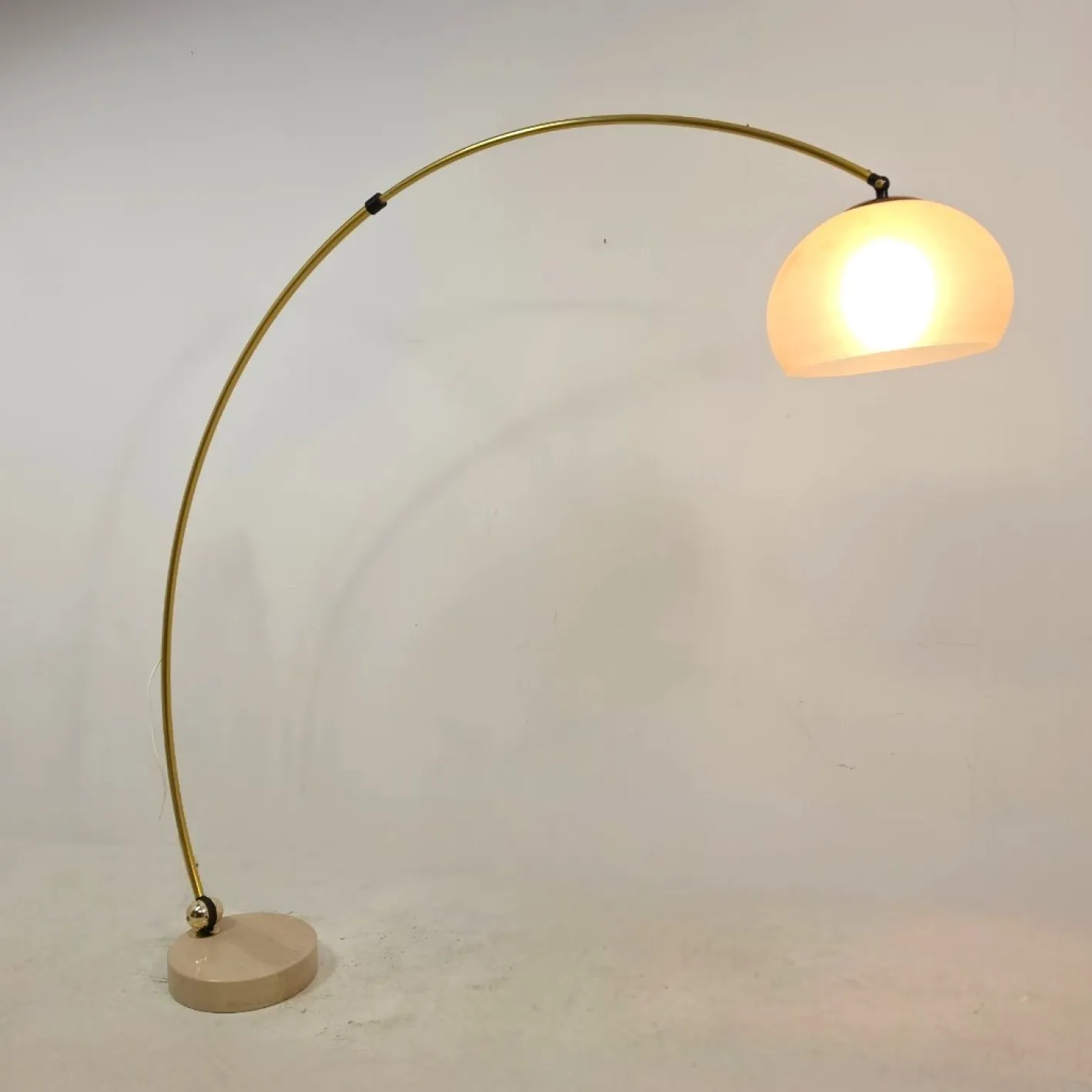 Arc Stehlampe aus Messing & Travertin von Goffredo Reggiani, 1970er
