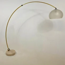 Arc Stehlampe aus Messing & Travertin von Goffredo Reggiani, 1970er