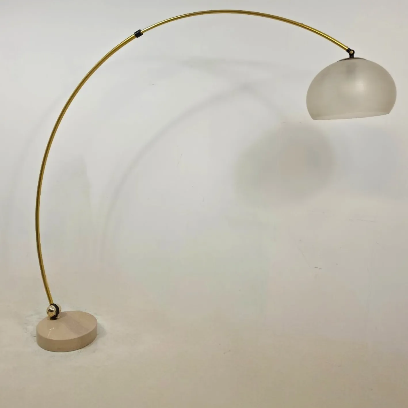 Arc Stehlampe aus Messing & Travertin von Goffredo Reggiani, 1970er