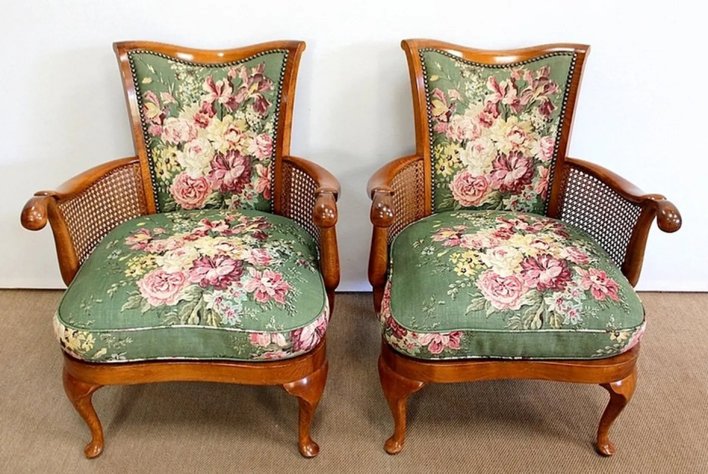 Armlehnstühle und Chippendale Tisch aus massiver Buche, 1950er, 3er Set