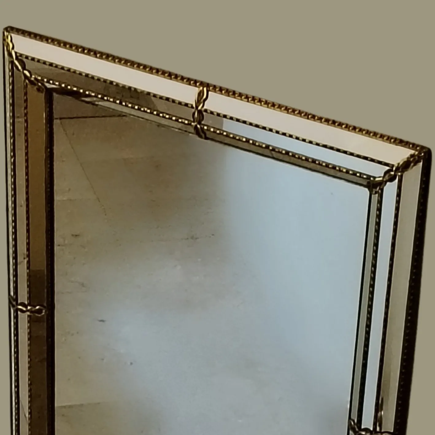 Art Deco Spiegel mit Abgeschrägtem Rahmen & Vergoldetem Messing, Frankreich, 1930