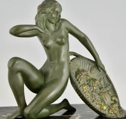 A. Soleau, Kniender Art Deco Akt mit Obstkorb, 1930, Bronze mit Marmorsockel