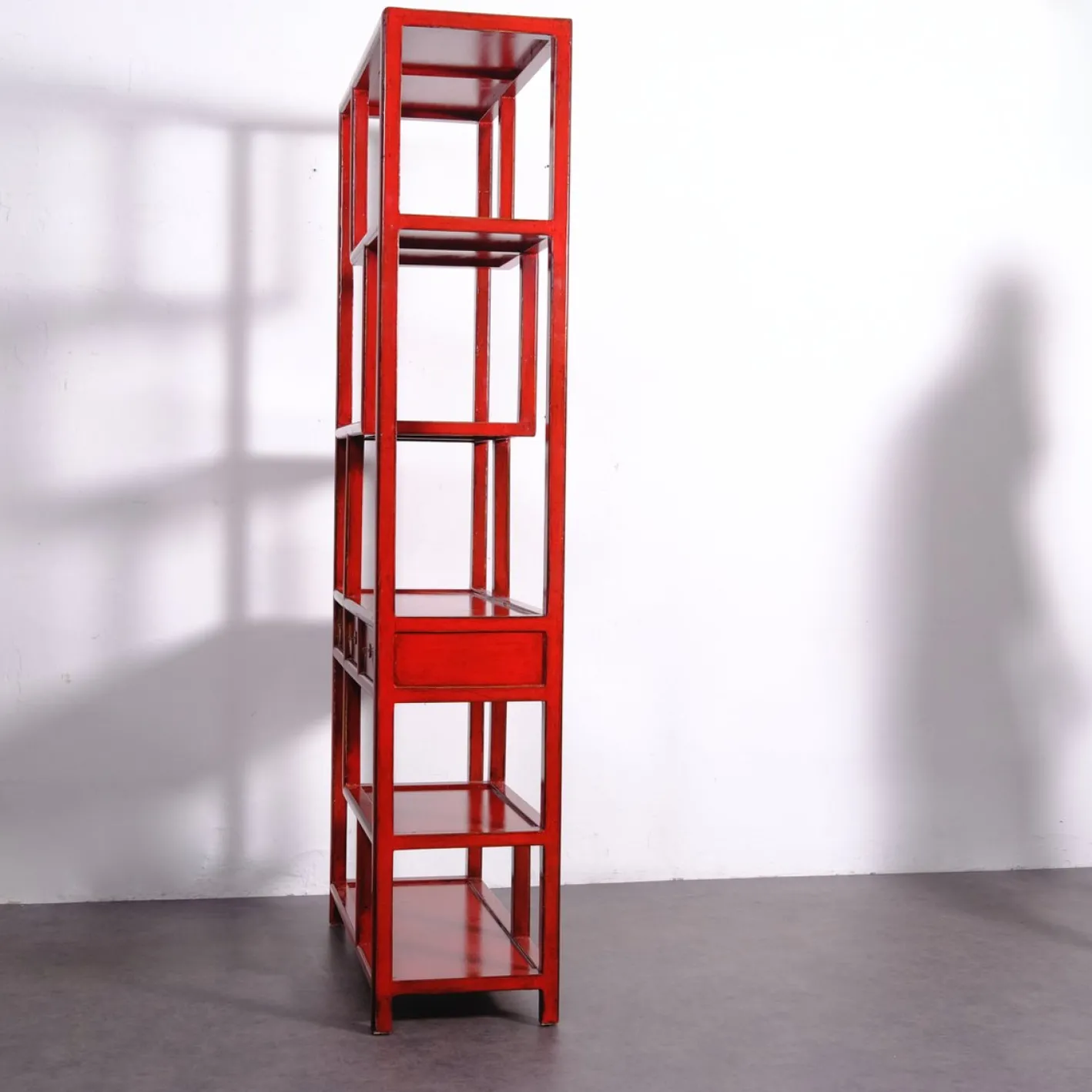 Asymmetrisches chinesisches Bücherregal in Rotem Lack