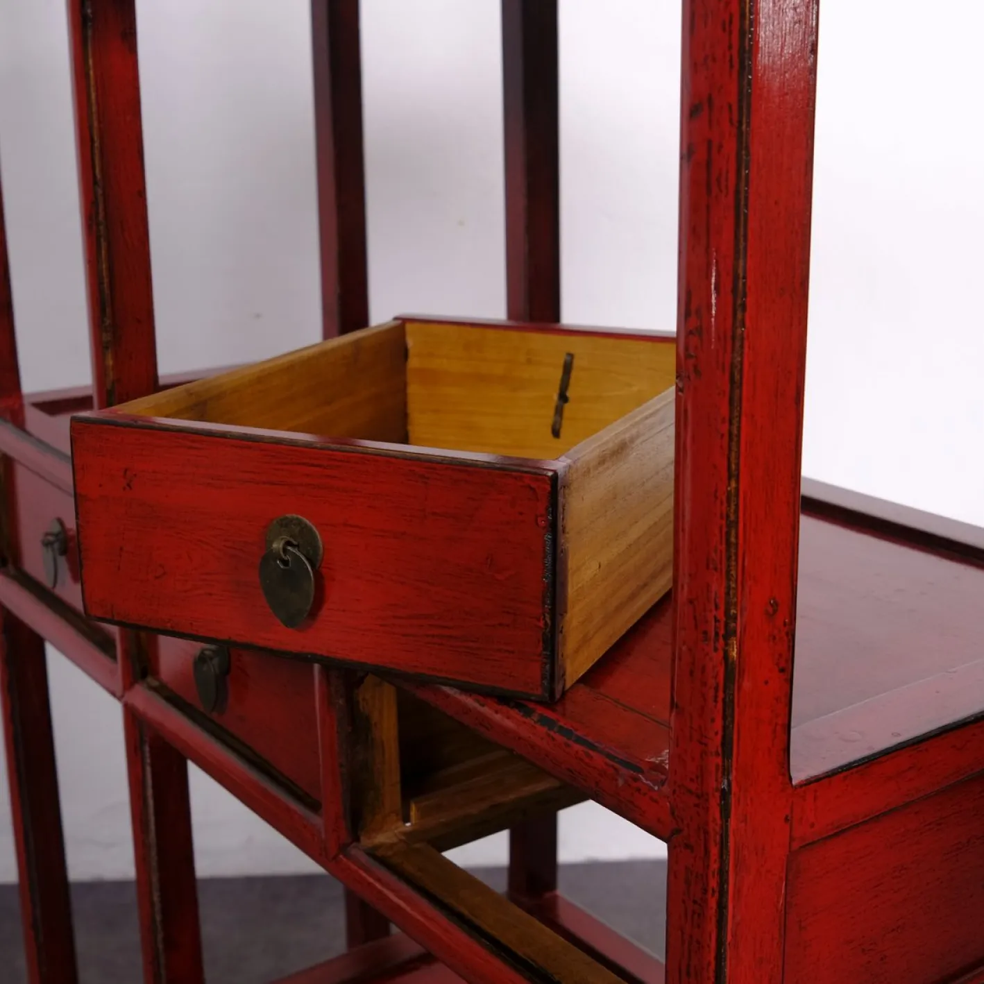Asymmetrisches chinesisches Bücherregal in Rotem Lack