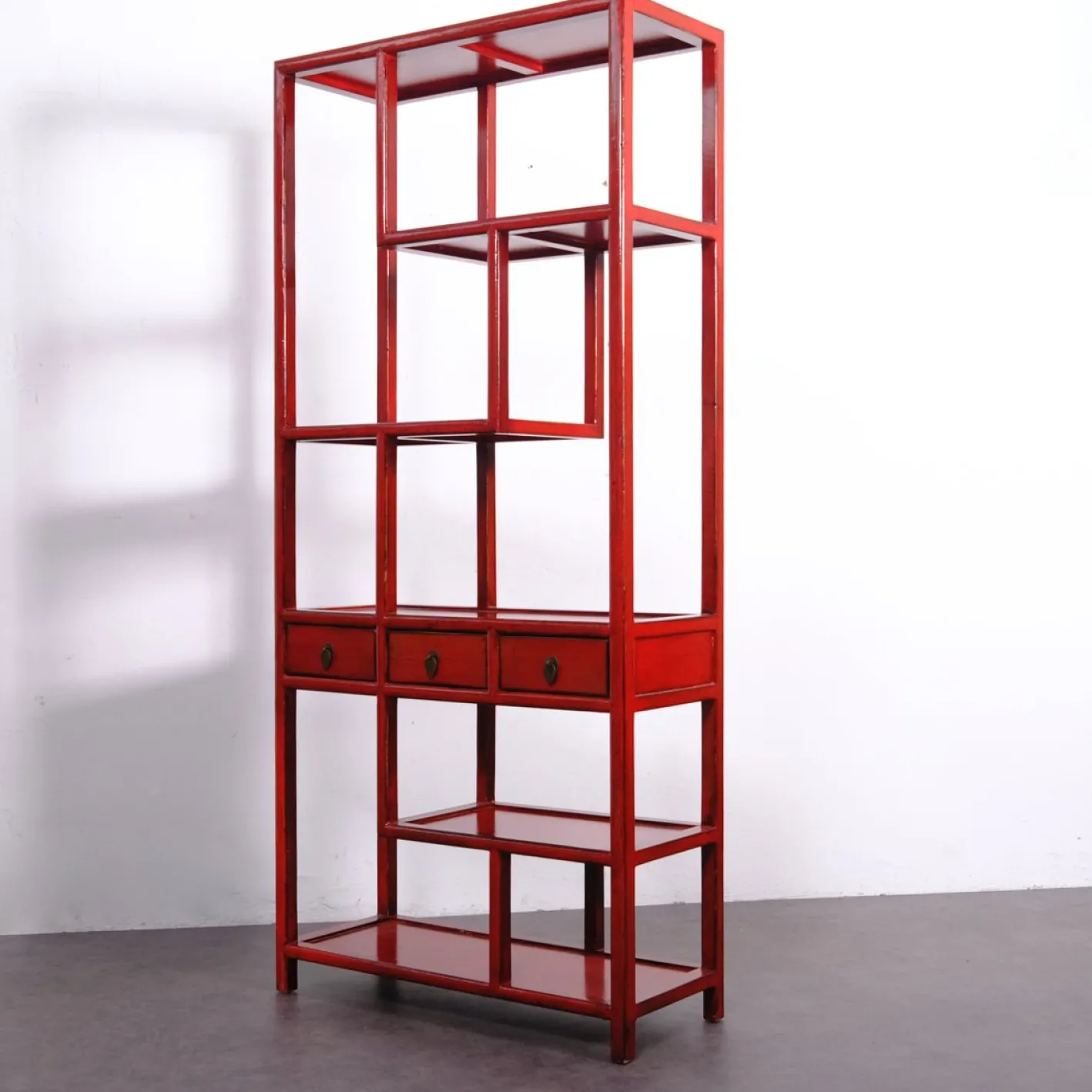 Asymmetrisches chinesisches Bücherregal in Rotem Lack