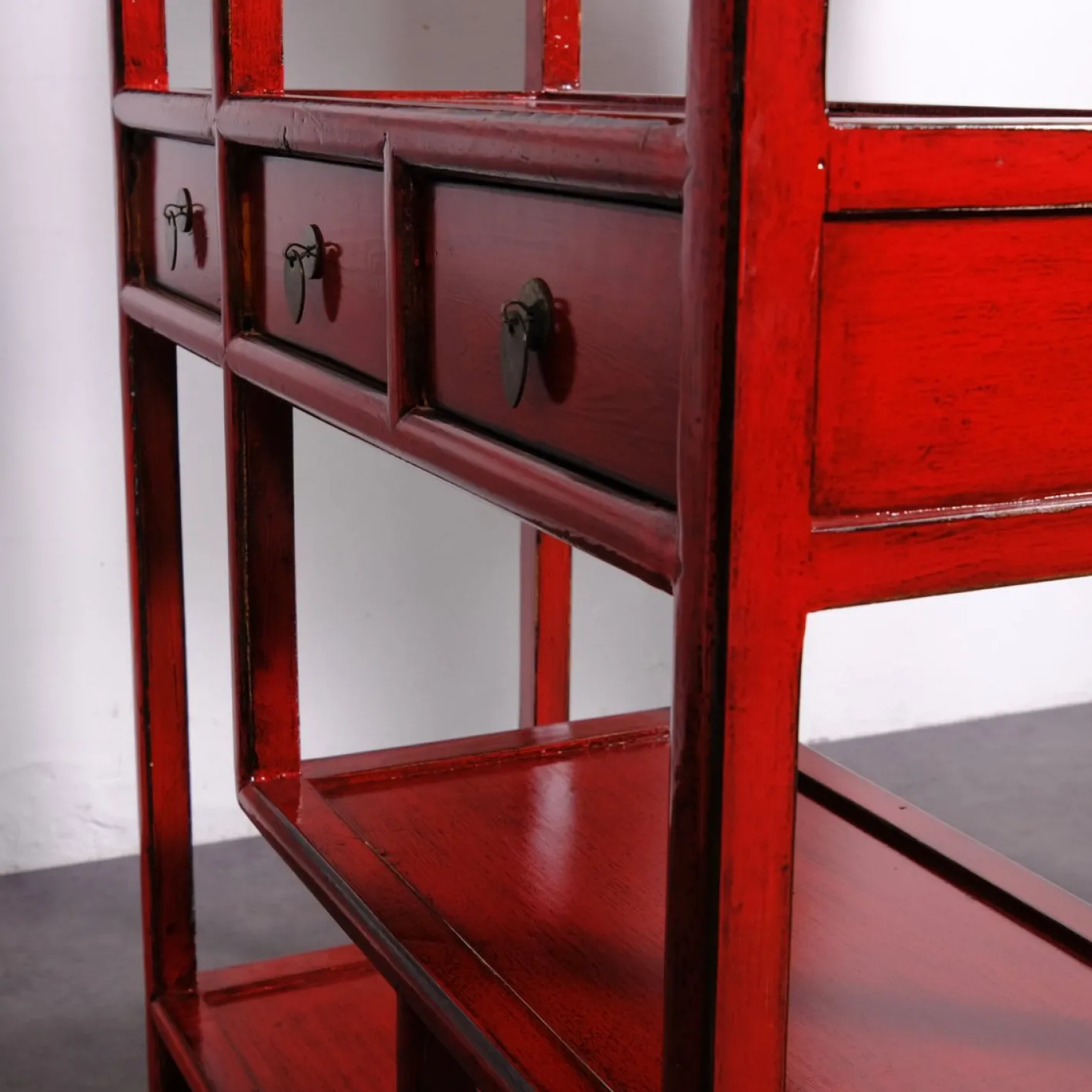 Asymmetrisches chinesisches Bücherregal in Rotem Lack