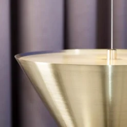 Aureole Stehlampe aus Messing & pulverbeschichtetem Stahl von Moss Objects