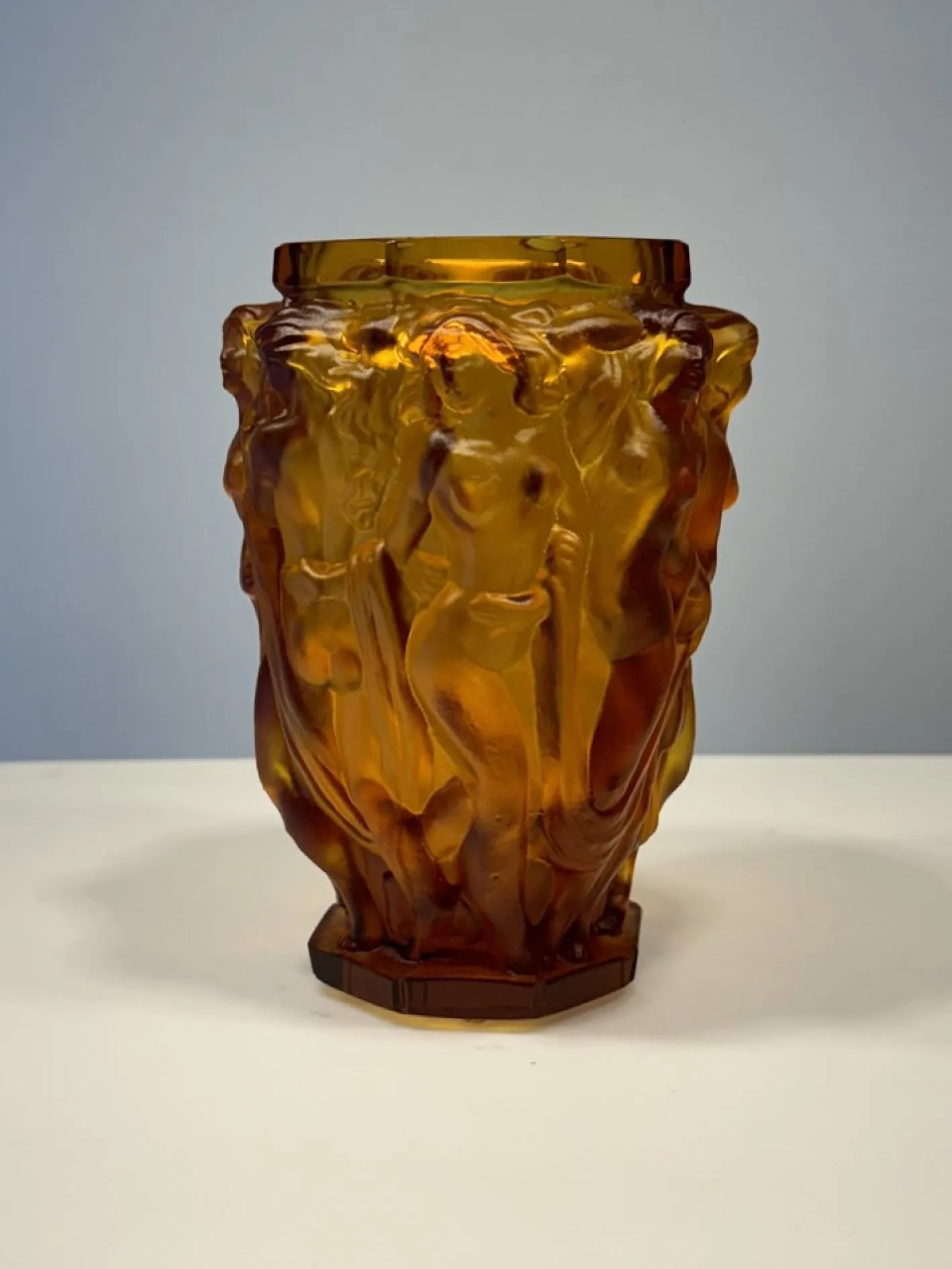 Bacchantes Vase aus Milchglas von Lalique