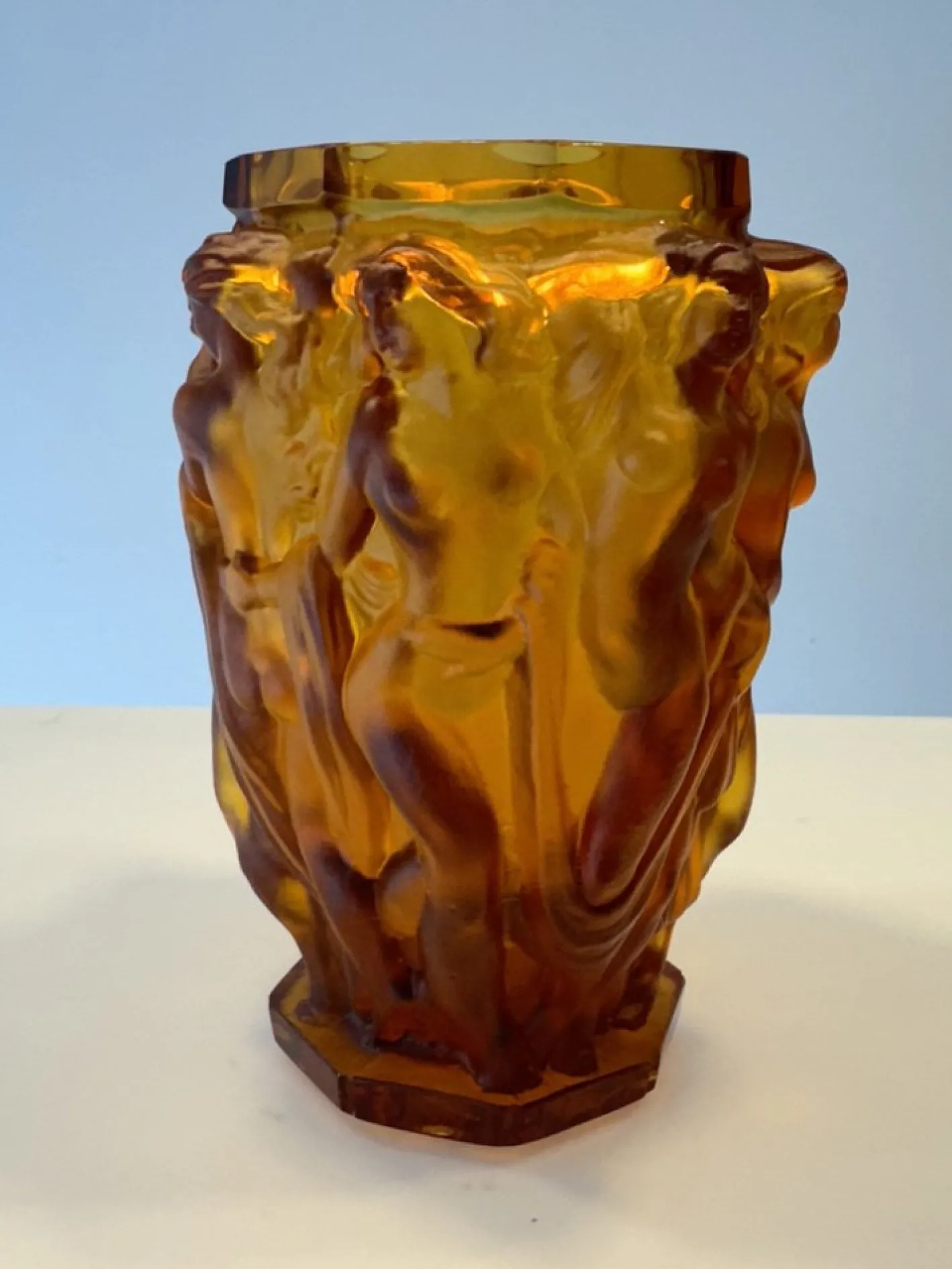 Bacchantes Vase aus Milchglas von Lalique