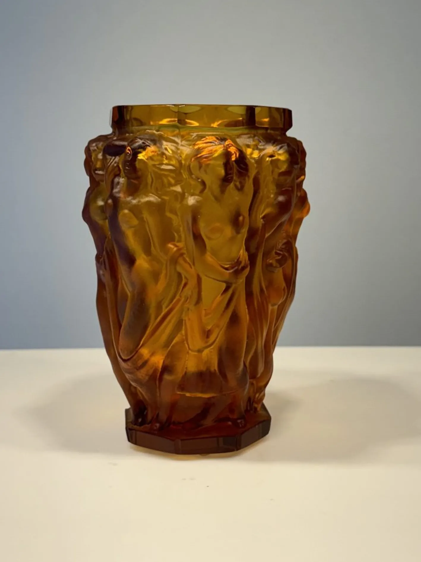 Bacchantes Vase aus Milchglas von Lalique
