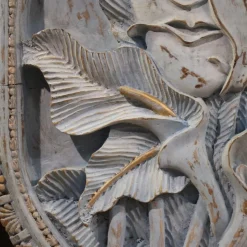 Bas-Relief Skulptur eines stilisierten Gesichts mit Blumen aus Holz, 20. Jh