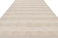 Beigefarbener Teppich im skandinavischen Stil mit geometrischen Mustern von Rug&Kilim