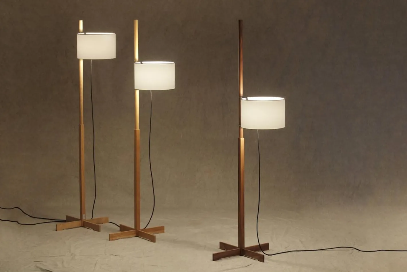 Beige TMM Stehlampe aus Buchenholz von Miguel Milá