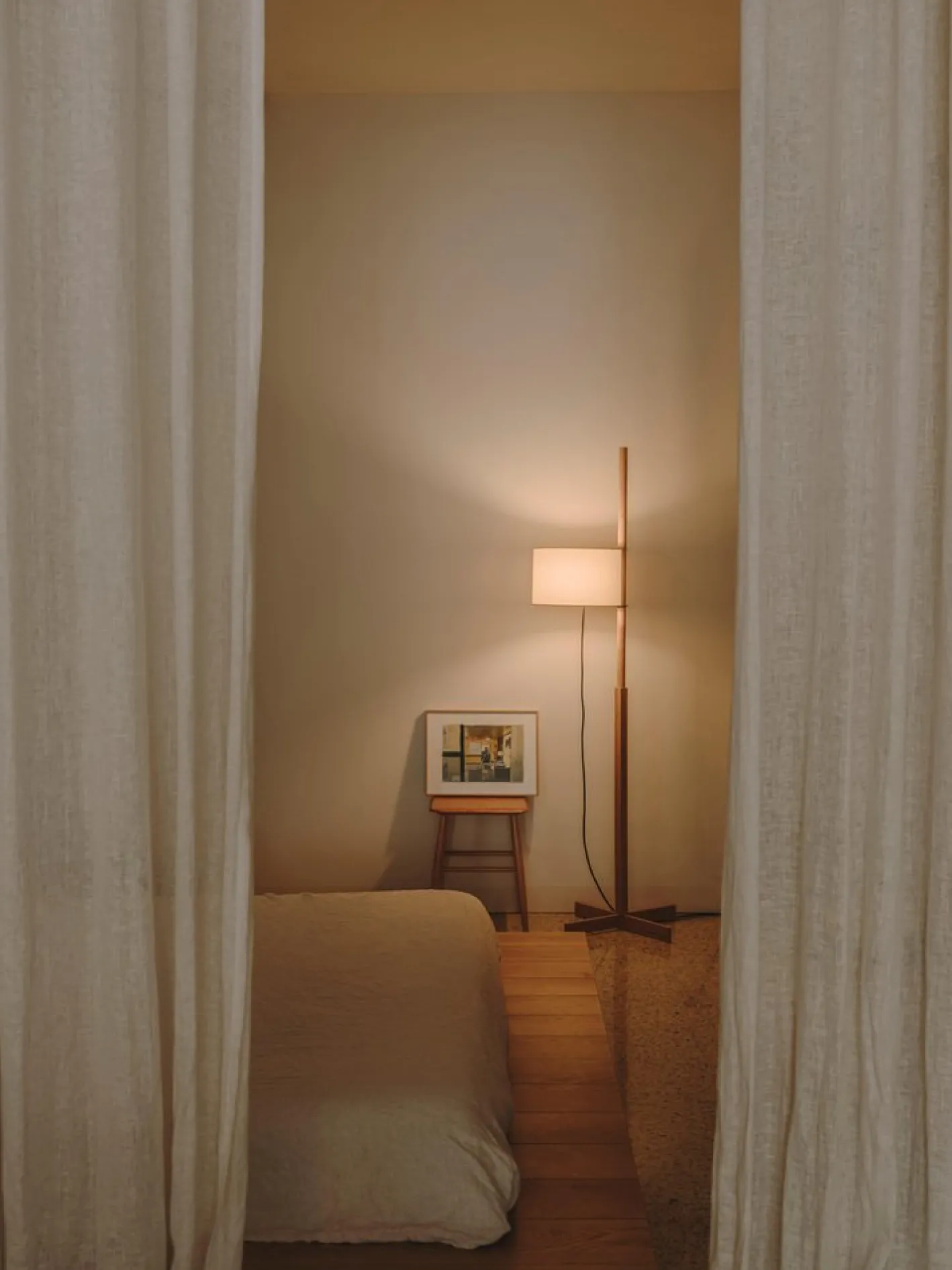 Beige TMM Stehlampe aus Buchenholz von Miguel Milá