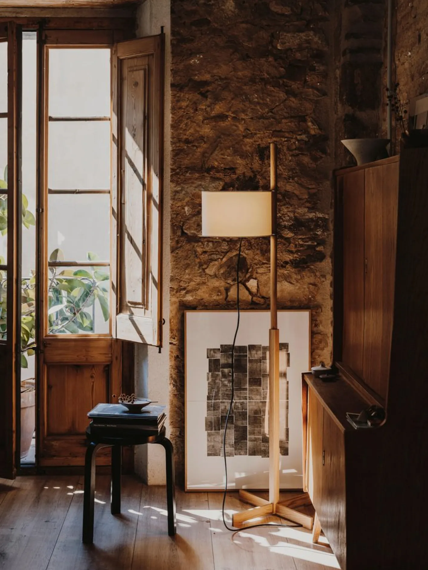 Beige TMM Stehlampe aus Buchenholz von Miguel Milá