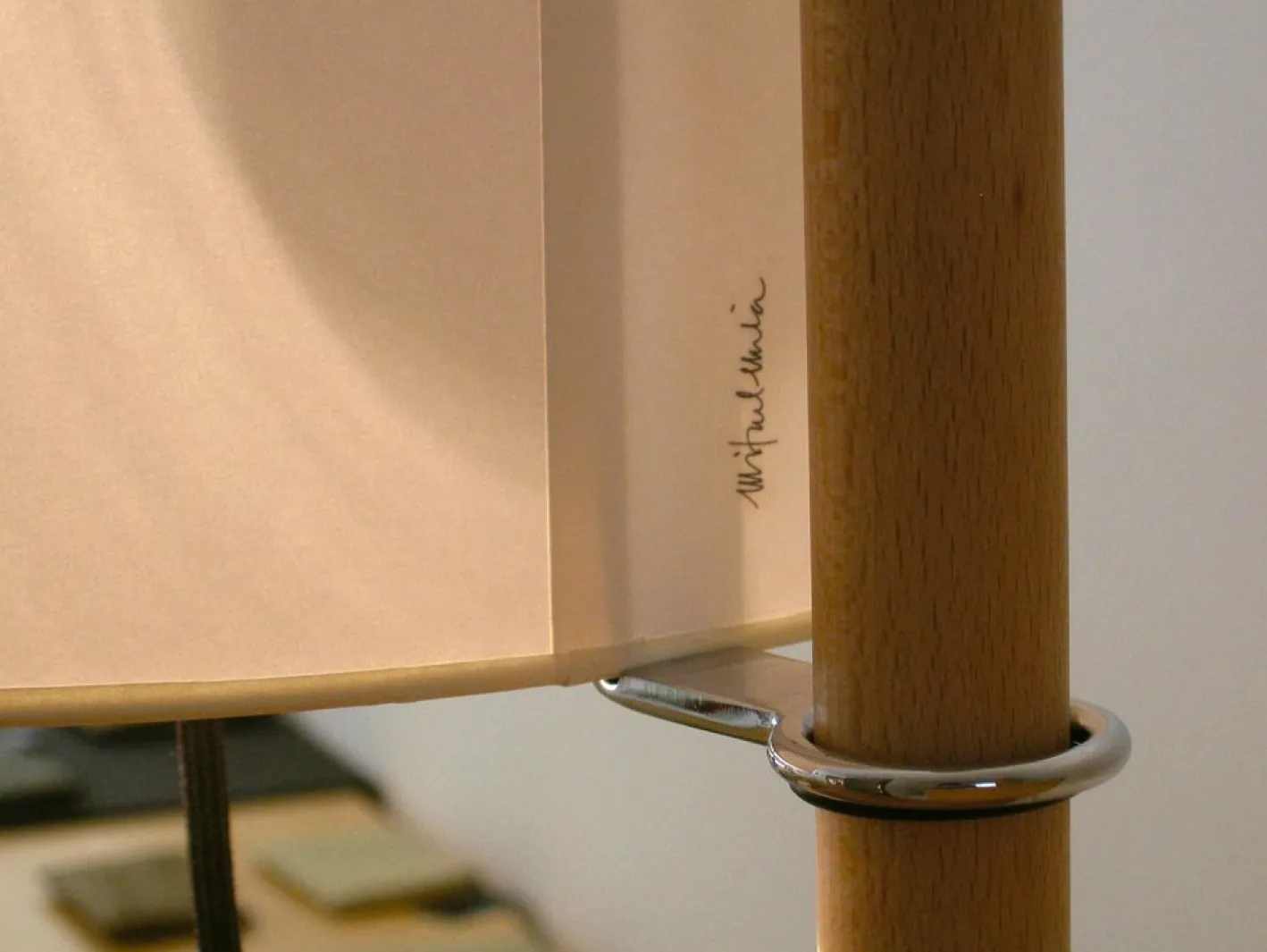 Beige TMM Stehlampe aus Buchenholz von Miguel Milá