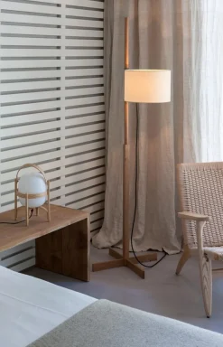 Beige TMM Stehlampe aus Buchenholz von Miguel Milá