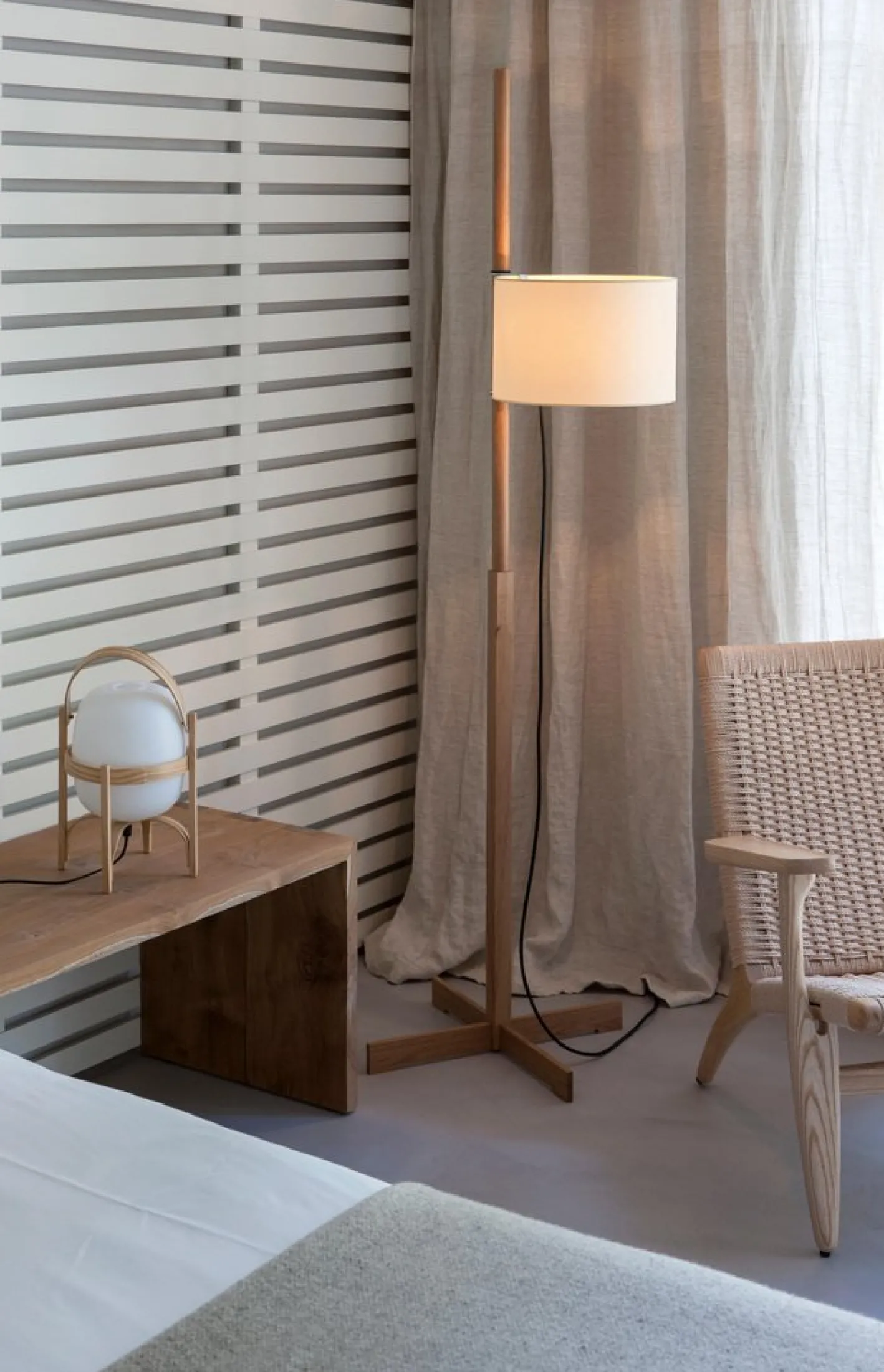 Beige TMM Stehlampe aus Buchenholz von Miguel Milá