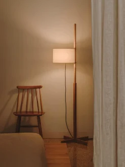 Beige TMM Stehlampe aus Buchenholz von Miguel Milá
