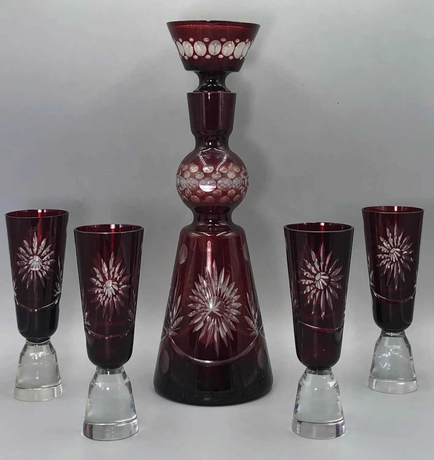 Böhmische Karaffe, 20. Jh. mit geschliffenen Rubingläsern von Unbekannt, 1920er, 5er Set