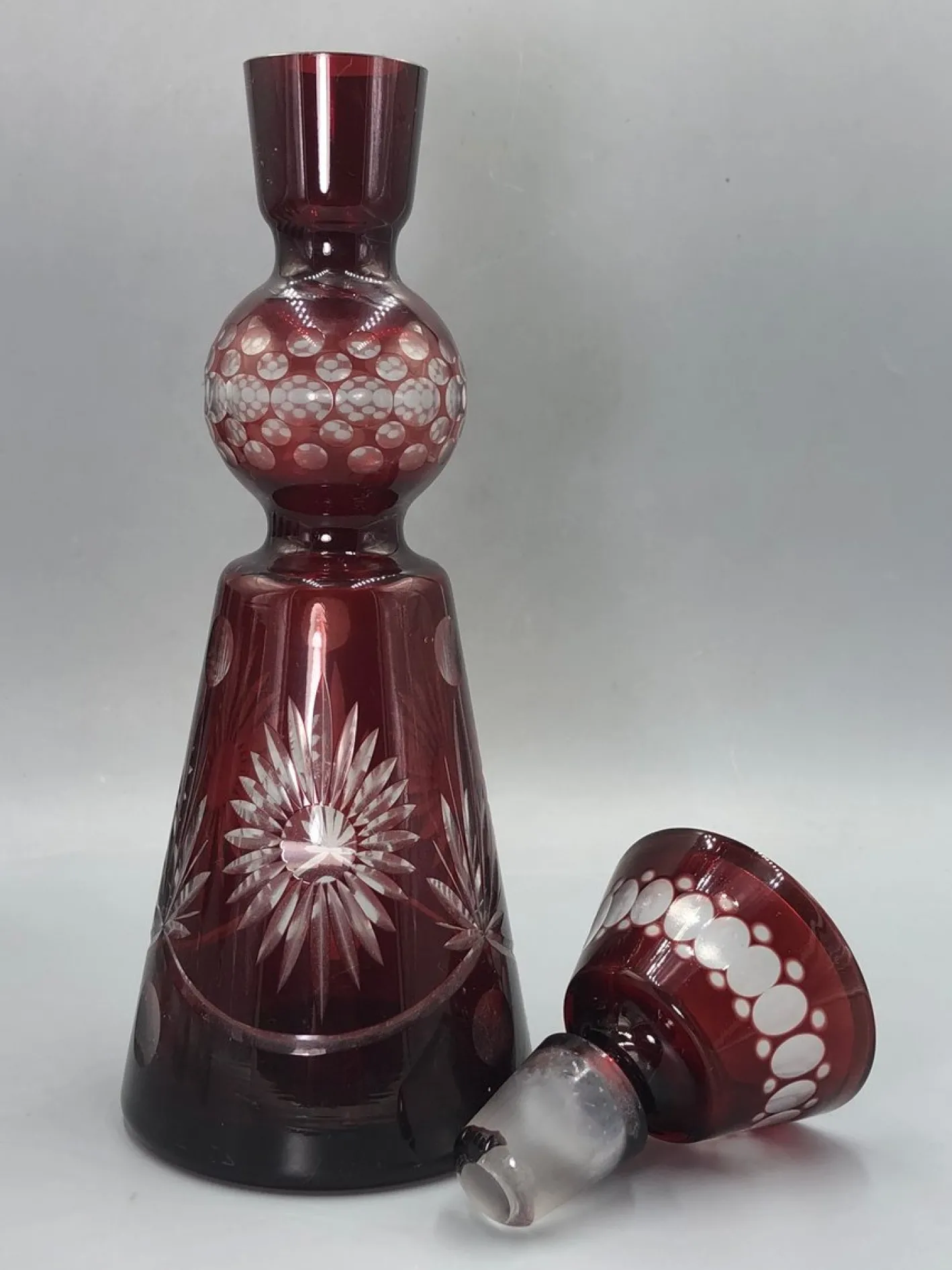 Böhmische Karaffe, 20. Jh. mit geschliffenen Rubingläsern von Unbekannt, 1920er, 5er Set