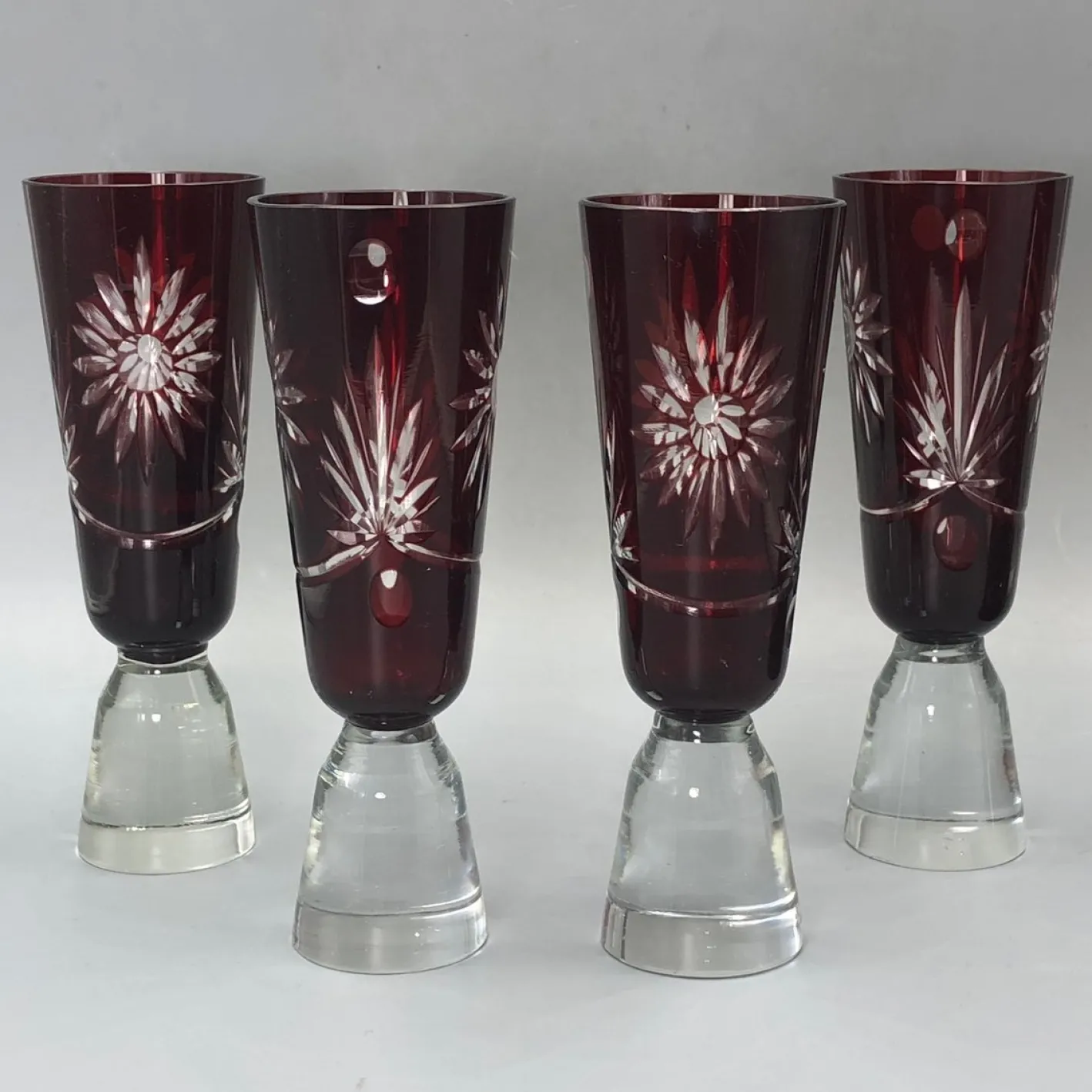 Böhmische Karaffe, 20. Jh. mit geschliffenen Rubingläsern von Unbekannt, 1920er, 5er Set
