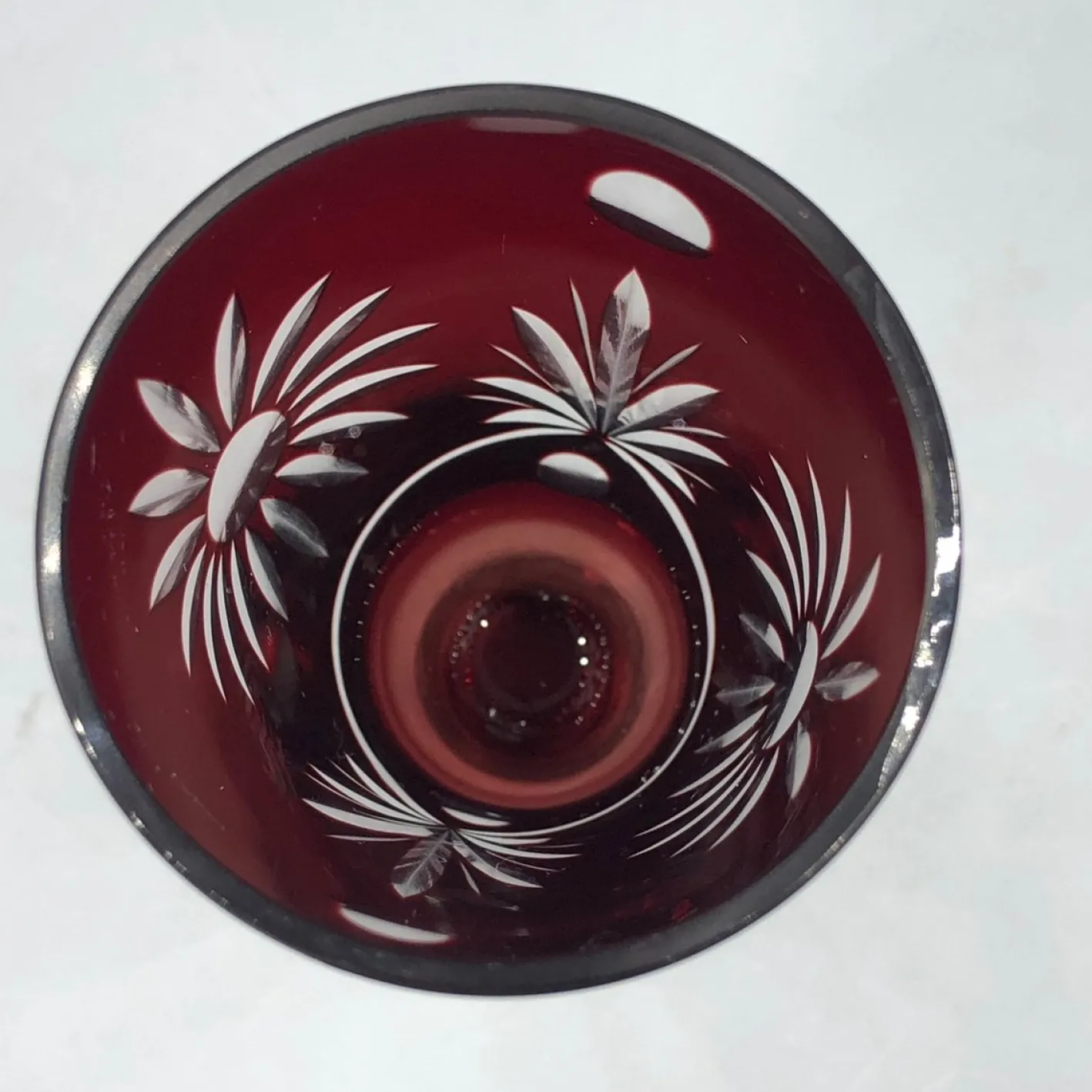 Böhmische Karaffe, 20. Jh. mit geschliffenen Rubingläsern von Unbekannt, 1920er, 5er Set