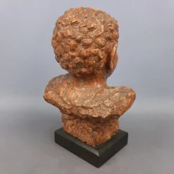 Binda Skulptur in Büste eines lachenden Menschen aus rotem Marmor, 20. Jh