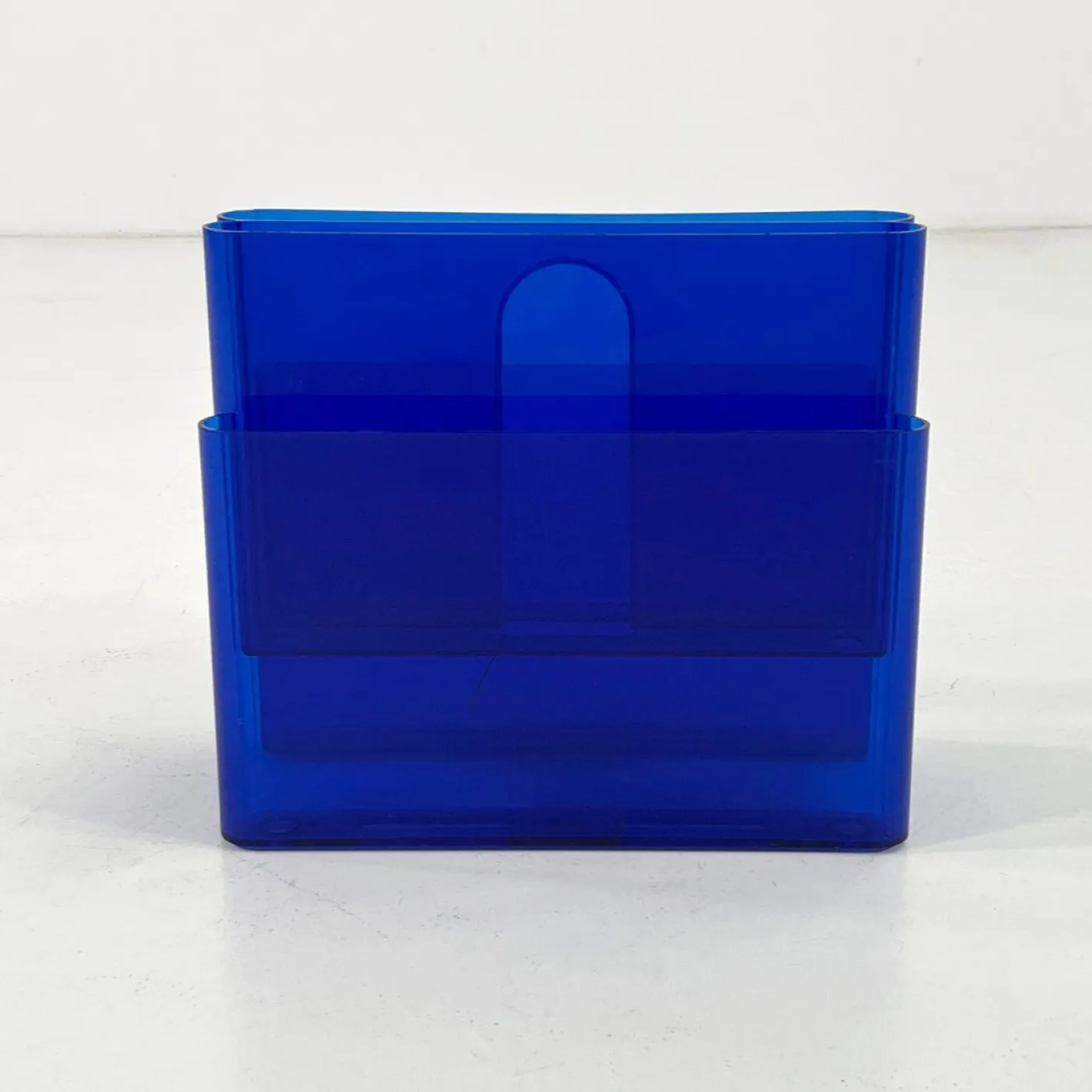 Blauer Zeitschriftenständer aus Acrylglas von Giotto Stoppino für Kartell, 1970er Jahre