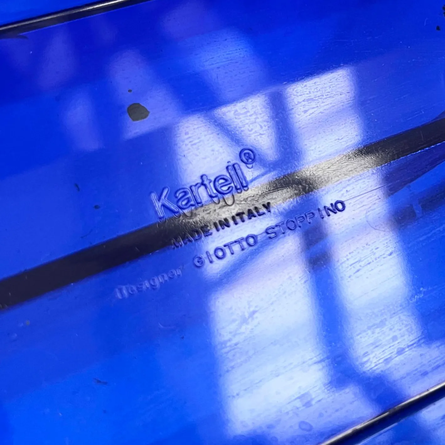 Blauer Zeitschriftenständer aus Acrylglas von Giotto Stoppino für Kartell, 1970er Jahre