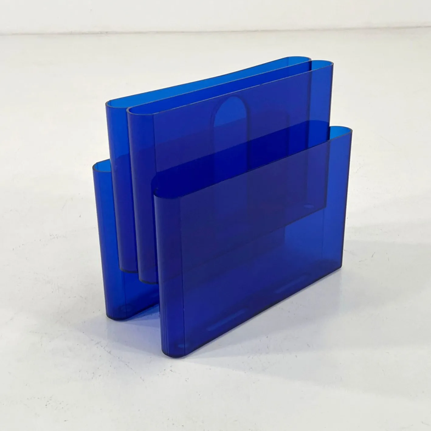 Blauer Zeitschriftenständer aus Acrylglas von Giotto Stoppino für Kartell, 1970er Jahre
