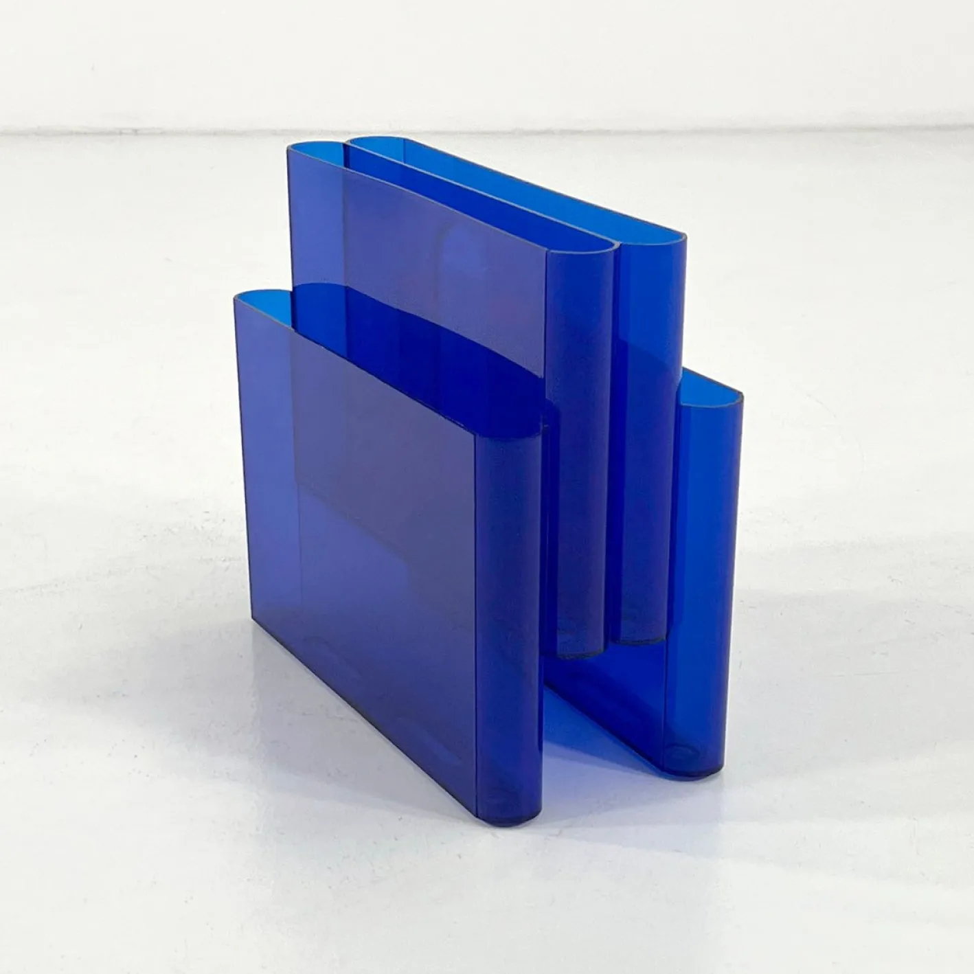 Blauer Zeitschriftenständer aus Acrylglas von Giotto Stoppino für Kartell, 1970er Jahre
