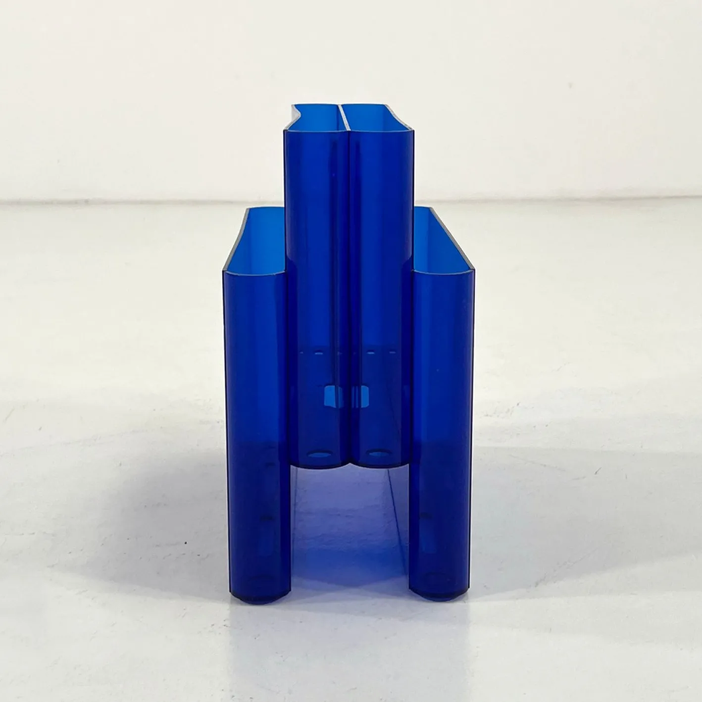 Blauer Zeitschriftenständer aus Acrylglas von Giotto Stoppino für Kartell, 1970er Jahre