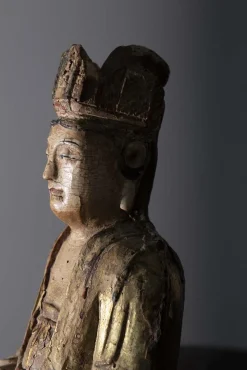 Chinesischer Künstler, Guanyin Bodhisattva, 16. Jh., polychrome Holzstatue