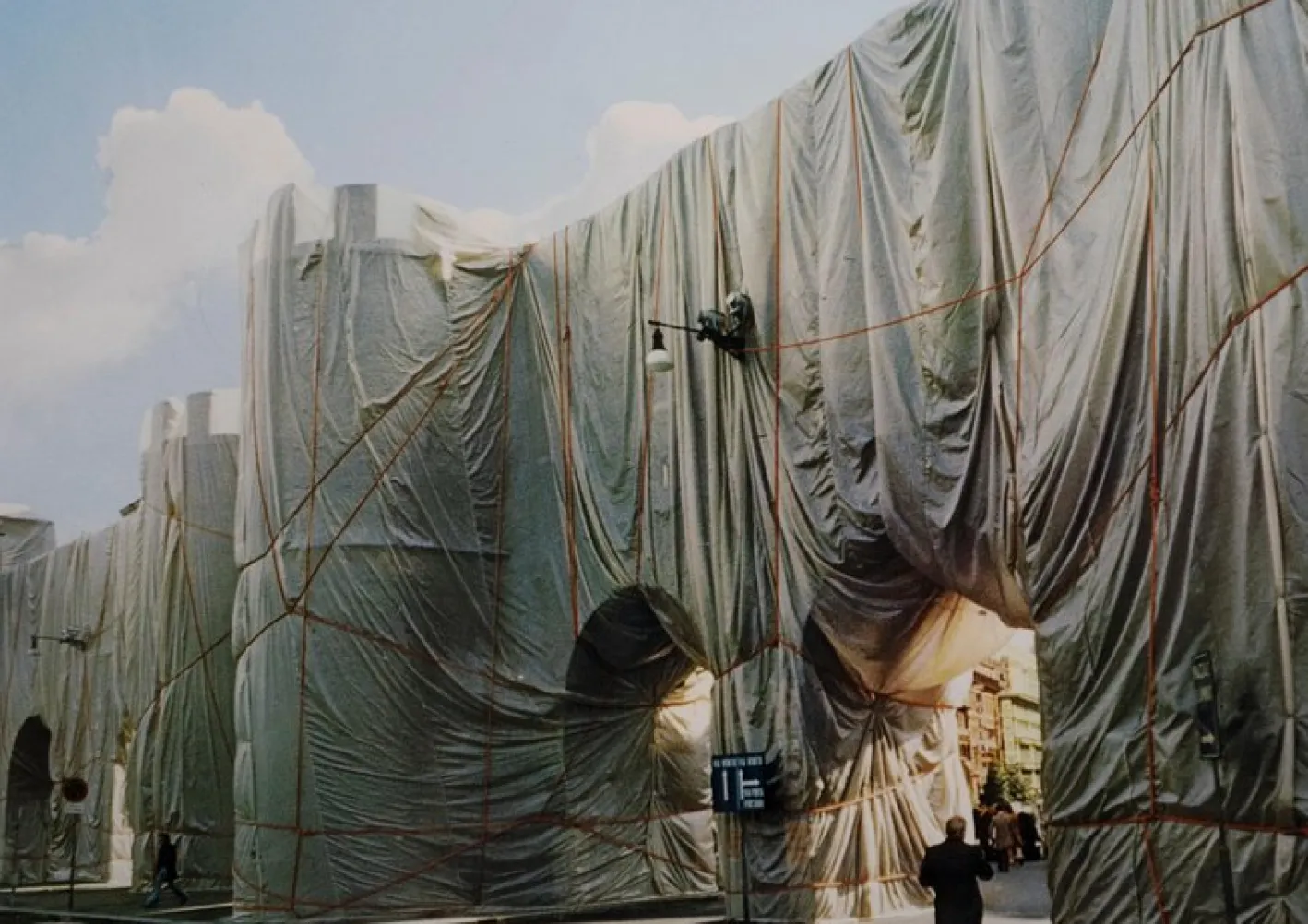 Christo und Jeanne-Claude, Wrapped Roman Wall Limited Edition 150, 1974, Fotolithographie