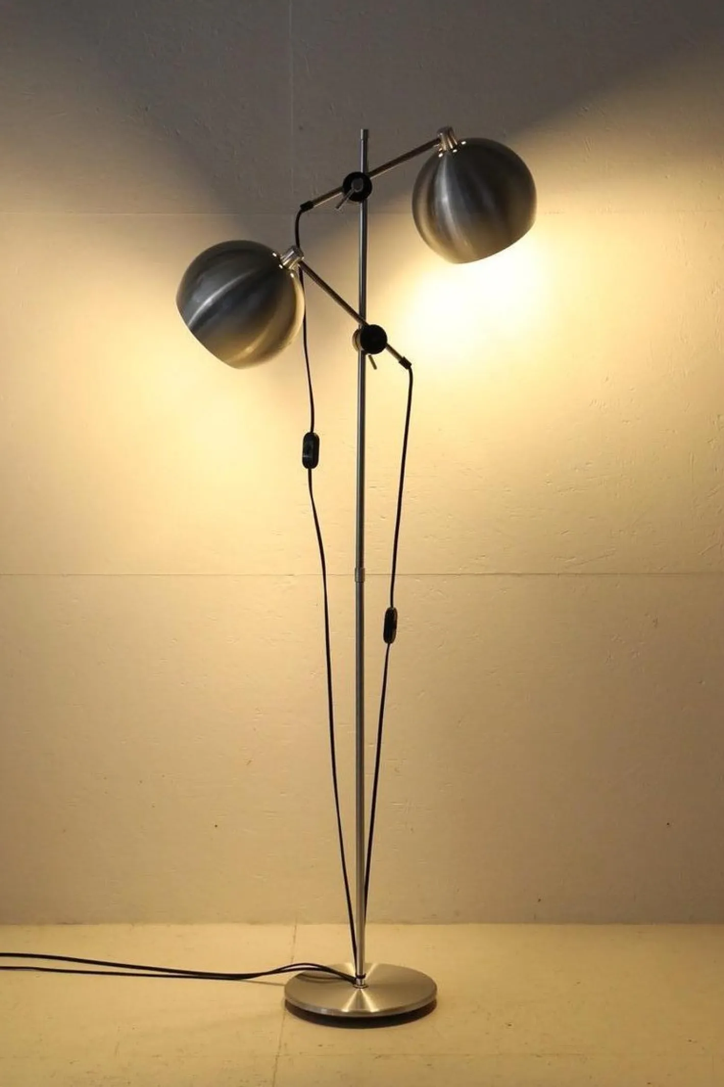 Dänische Mid-Century Stehlampe mit Doppelleuchte, 1970er