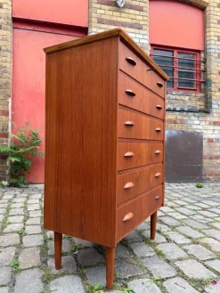 Dänische Teak Kommode mit Griffen und Schloss