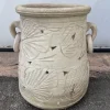 Dreieckiges Gefäß aus Terrakotta mit Gravuren