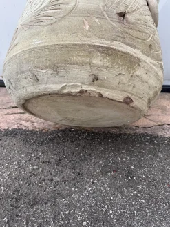 Dreieckiges Gefäß aus Terrakotta mit Gravuren