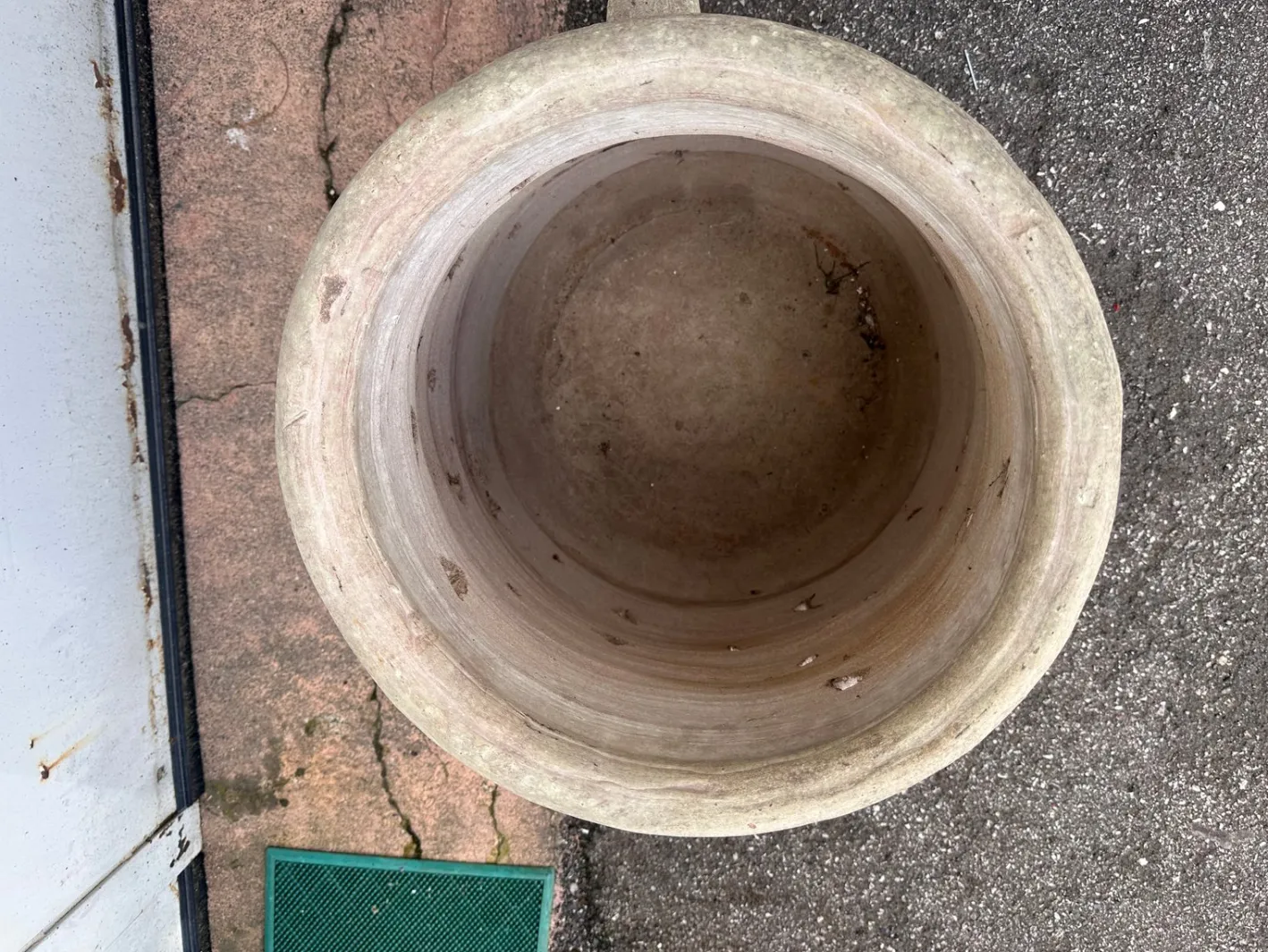 Dreieckiges Gefäß aus Terrakotta mit Gravuren