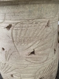 Dreieckiges Gefäß aus Terrakotta mit Gravuren